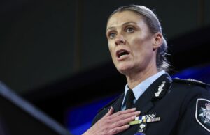 Policial de alto escalão convocará a INTERPOL para ajudar a combater onda neonazista Policial de alto escalão convocará a INTERPOL para ajudar a combater onda neonazista