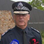 O comissário-chefe da Polícia de Victoria, Mike Bush, chegou ontem à Delegacia de Polícia de Bright, onde a força-tarefa Summit continua a procurar pelo acusado de matar policiais, Dezi Freeman.