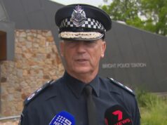 Policial de alto escalão visita propriedade de Porepunkah, onde policiais foram mortos em emboscada policial O comissário-chefe da Polícia de Victoria, Mike Bush, chegou ontem à Delegacia de Polícia de Bright, onde a força-tarefa Summit continua a procurar pelo acusado de matar policiais, Dezi Freeman.