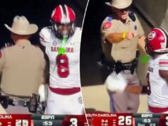 Policial estadual removido do jogo Texas A&M após empurrar jogadores da Carolina do Sul em uma cena bizarra O soldado do Texas se posicionando entre dois jogadores da Carolina do Sul após marcar um touchdown.