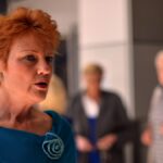 Político de extrema direita provoca fúria com palhaçadas de burca no parlamento australiano