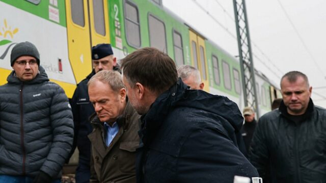 O Presidente Donald Tusk ordenou medidas de segurança reforçadas ao longo de certas rotas ferroviárias.