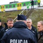 O primeiro-ministro Donald Tusk visita o local da linha ferroviária Mika, que foi danificada por sabotagem (KPRM/AP)