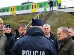 Polônia fechará último consulado russo por “ato de sabotagem sem precedentes” O primeiro-ministro Donald Tusk visita o local da linha ferroviária Mika, que foi danificada por sabotagem (KPRM/AP)