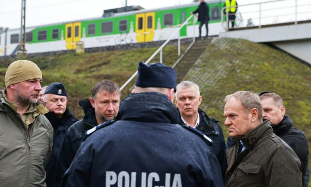 O primeiro-ministro Donald Tusk visita o local da linha ferroviária Mika, que foi danificada por sabotagem (KPRM/AP)