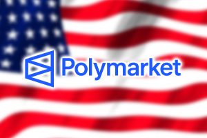 Polymarket obtém aprovação CFTC, abrindo caminho regulamentado para retorno do Polymarket abre 'teste beta' para reentrar nos EUA, pois tem como alvo as apostas esportivas. Logotipo da Polymarket no topo da bandeira dos EUA