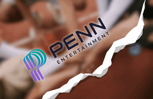 Por dentro da custosa busca da PENN para transformar parcerias chamativas em domínio de mercado ao encerrar o acordo com a ESPN Por dentro da custosa busca da PENN para transformar parcerias chamativas em domínio de mercado ao encerrar o acordo com a ESPN. Um gráfico estilizado mostrando o logotipo da PENN Entertainment centralizado sobre um fundo desfocado de pessoas juntando as mãos. Um efeito de rasgo branco irregular percorre diagonalmente a imagem, criando uma impressão visual de separação ou rompimento.