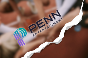 Por dentro da custosa busca da PENN para transformar parcerias Por dentro da custosa busca da PENN para transformar parcerias chamativas em domínio de mercado ao encerrar o acordo com a ESPN. Um gráfico estilizado mostrando o logotipo da PENN Entertainment centralizado sobre um fundo desfocado de pessoas juntando as mãos. Um efeito de rasgo branco irregular percorre diagonalmente a imagem, criando uma impressão visual de separação ou rompimento.