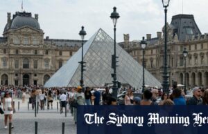 Por dentro do assalto que chocou o mundo As joias roubadas da Galeria Apollo do Louvre, que contém a coleção histórica de joias da coroa francesa, incluíam o colar e brincos de esmeraldas da Imperatriz Marie-Louise.