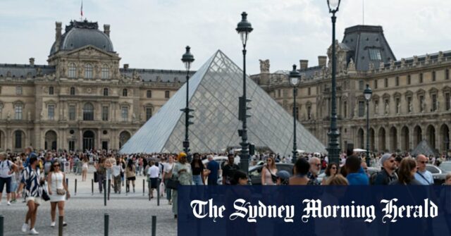 As joias roubadas da Galeria Apollo do Louvre, que contém a coleção histórica de joias da coroa francesa, incluíam o colar e brincos de esmeraldas da Imperatriz Marie-Louise. 