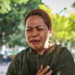 Bombeiros de Hong Kong caminham pelos edifícios queimados no Tribunal Wang Fuk no sábado.