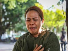 ‘Por favor, Senhor, ajude-me’: ‘ajudante’ de Hong Kong salvou criança e sua avó enquanto torres queimavam Bombeiros de Hong Kong caminham pelos edifícios queimados no Tribunal Wang Fuk no sábado.