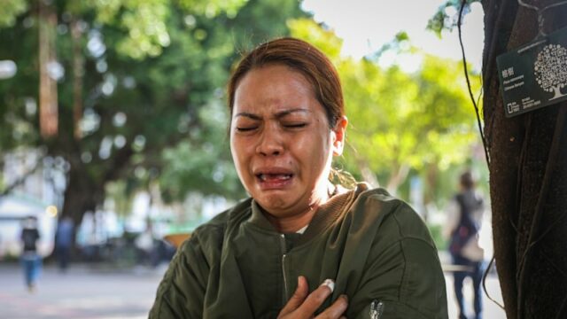 'Por favor, Senhor, ajude-me': 'ajudante' de Hong Kong salvou criança Bombeiros de Hong Kong caminham pelos edifícios queimados no Tribunal Wang Fuk no sábado.