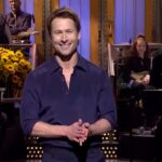 Glen Powell e sua família posando com Mitch, o motorista da UPS, para comemorar seu