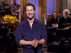 Por que Glen Powell contratou um motorista da UPS para participar de sua estreia como hospedagem no ‘SNL’ Glen Powell e sua família posando com Mitch, o motorista da UPS, para comemorar seu