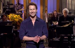 Por que Glen Powell contratou um motorista da UPS para participar de sua estreia como hospedagem no ‘SNL’ Glen Powell e sua família posando com Mitch, o motorista da UPS, para comemorar seu