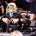 Por que Max Verstappen está olhando do pit lane no GP do Brasil de F1 2025?