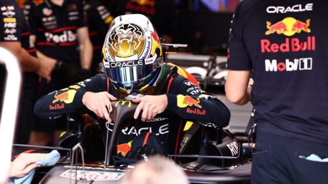 Por que Max Verstappen está olhando do pit lane no Por que Max Verstappen está olhando do pit lane no GP do Brasil de F1 2025?