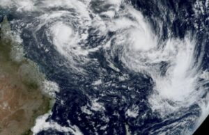 Por que a próxima temporada de ciclones poderá ser mais severa do que o normal ARQUIVO - Nesta imagem de satélite fornecida por CSU/CIRA e NOAA, tirada às 1:10 GMT de 25 de fevereiro de 2025, mostra três ciclones, da esquerda, Alfred, Seru e Rae, a leste da Austrália, no Pacífico Sul. (CSU/CIRA e NOAA via AP, arquivo)