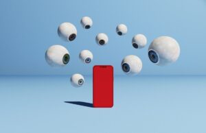Por que muitas pessoas estão sendo hackeadas por spyware do governo Conceptual image with a bunch of floating eyeballs in different sizes surrounding a red phone, could symbolize ideas around cyber security, surveillance, and spyware.