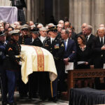 Primeira fila dos ex-presidentes a partir da esquerda, George W. Bush com Laura Bush, Joe Biden com Jill Biden e os ex-vice-presidentes Kamala Harris e Mike Pence com Karen Pence, à direita, durante o funeral do ex-vice-presidente Dick Cheney na Catedral Nacional de Washington na quinta-feira, 20 de novembro de 2025, em Washington. (Foto AP/Matt Rourke)