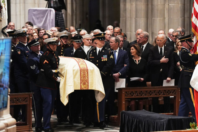 Primeira fila dos ex-presidentes a partir da esquerda, George W. Bush com Laura Bush, Joe Biden com Jill Biden e os ex-vice-presidentes Kamala Harris e Mike Pence com Karen Pence, à direita, durante o funeral do ex-vice-presidente Dick Cheney na Catedral Nacional de Washington na quinta-feira, 20 de novembro de 2025, em Washington. (Foto AP/Matt Rourke)