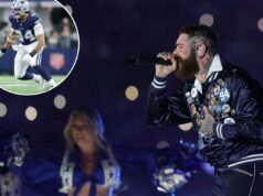 Post Malone presta homenagem comovente a Marshawn Kneeland dos Cowboys durante o show do intervalo do Dia de Ação de Graças Post Malone se apresentando no intervalo com uma jaqueta azul escura coberta de alfinetes, segurando um microfone.