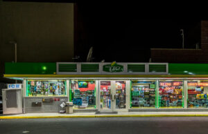 Posto de gasolina enfrenta grande reação por aviso inacreditável afixado na porta: ‘Como isso pode ser legal?’ Yahoo news home