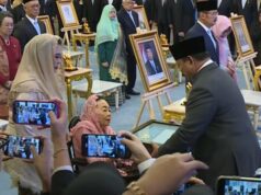 Prabowo concedeu a Gus Dur o título de Herói Nacional, que contribuiu para a luta pela humanidade e pelo pluralismo Prabowo concedeu a Gus Dur o título de Herói Nacional, que contribuiu para a luta pela humanidade e pelo pluralismo