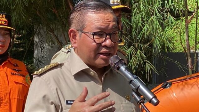 Pramono dá a Adhi Karya um mês para desmontar postes Pramono dá a Adhi Karya um mês para desmontar postes do monotrilho