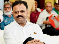 Pravin Amre fala sobre a decisão da equipe da Índia de usar pistas de curva em casa Pravin Amre fala sobre a decisão da equipe da Índia de usar pistas de curva em casa