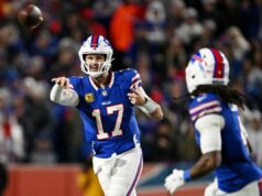 Prazo pós-negociação Probabilidades do Super Bowl para 2026: veja quais times são mais adequados para disputar os playoffs Patrick Mahomes, Travis Kelce e outros jogadores do Kansas City Chiefs andando em um corredor.