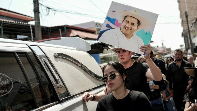 Prefeito mexicano que assumiu linha dura contra gangues de traficantes baleado e morto no evento do Dia dos Mortos
