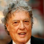 ARQUIVO - Nesta foto de arquivo de 4 de setembro de 2012, o dramaturgo britânico Tom Stoppard posa ao chegar para a estreia mundial de