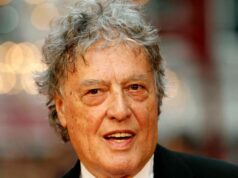 Premiado dramaturgo britânico morto aos 88 anos ARQUIVO - Nesta foto de arquivo de 4 de setembro de 2012, o dramaturgo britânico Tom Stoppard posa ao chegar para a estreia mundial de