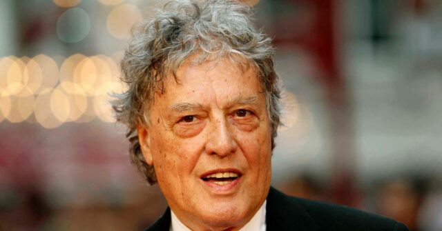 ARQUIVO - Nesta foto de arquivo de 4 de setembro de 2012, o dramaturgo britânico Tom Stoppard posa ao chegar para a estreia mundial de 