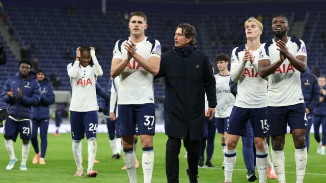 Premier League: Van de Ven e Spence pedem desculpas enquanto Frank defende a 'fundação' do Spurs
