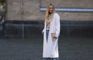 Prepare-se para parecer alta com estes 17 cardigãs espinhel extraconfortáveis para o outono PARIS, FRANÇA - 18 DE NOVEMBRO: Emy Venturini usa óculos escuros pretos da Linda Farrow & The Row, um pulôver vintage de gola alta de lã com estampa preta e amarela, shorts de ciclista pretos da Alesia Concept, uma bolsa preta de couro granulado brilhante, botas de chuva cáqui da Hunter, durante uma sessão de fotos de moda de estilo de rua, em 18 de novembro de 2021 em Paris, França. (Foto de Edward Berthelot/Getty Images)