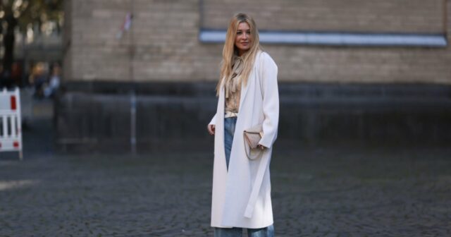 PARIS, FRANÇA - 18 DE NOVEMBRO: Emy Venturini usa óculos escuros pretos da Linda Farrow & The Row, um pulôver vintage de gola alta de lã com estampa preta e amarela, shorts de ciclista pretos da Alesia Concept, uma bolsa preta de couro granulado brilhante, botas de chuva cáqui da Hunter, durante uma sessão de fotos de moda de estilo de rua, em 18 de novembro de 2021 em Paris, França. (Foto de Edward Berthelot/Getty Images)