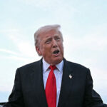 Presidente Trump chama pessoas anti-tarifárias de 'tolas' e promete dividendos de US$ 2.000 para americanos