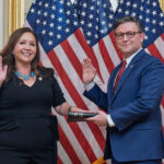 A candidata democrata do Arizona, Adelita Grijalva, sorri ao ser apresentada à multidão antes de ser declarada vencedora contra o republicano Daniel Butierez para ocupar a cadeira do Distrito Congressional 7 ocupada pelo falecido deputado americano Raúl Grijalva em uma eleição especial na terça-feira, 23 de setembro de 2025, em Tucson, Arizona (AP Photo / Ross D. Franklin)