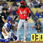 Elly De La Cruz # 44 do Cincinnati Reds vira o bastão depois de ser levado para marcar Miguel Andujar # 38 durante a oitava entrada contra o Los Angeles Dodgers no primeiro jogo da National League Wild Card Series no Dodger Stadium em 30 de setembro de 2025 em Los Angeles, Califórnia.