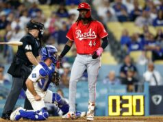 Presidente dos Reds revela que Elly De La Cruz jogou com quadrilátero parcialmente rompido Elly De La Cruz # 44 do Cincinnati Reds vira o bastão depois de ser levado para marcar Miguel Andujar # 38 durante a oitava entrada contra o Los Angeles Dodgers no primeiro jogo da National League Wild Card Series no Dodger Stadium em 30 de setembro de 2025 em Los Angeles, Califórnia.
