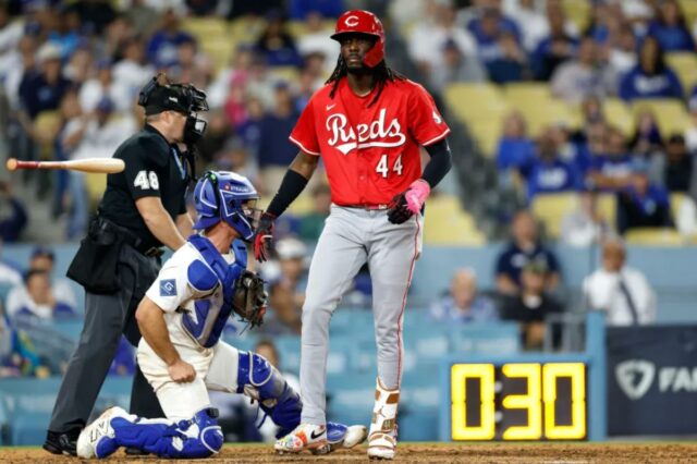 Presidente dos Reds revela que Elly De La Cruz jogou Elly De La Cruz # 44 do Cincinnati Reds vira o bastão depois de ser levado para marcar Miguel Andujar # 38 durante a oitava entrada contra o Los Angeles Dodgers no primeiro jogo da National League Wild Card Series no Dodger Stadium em 30 de setembro de 2025 em Los Angeles, Califórnia.