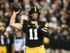 Previsão Oregon x Iowa: probabilidades, escolhas e melhor aposta para o confronto Big Ten O quarterback do Oregon, Dante Moore, com uniforme se aquecendo.