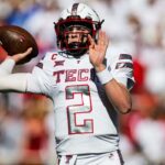 O técnico do UCF Knights, Scott Frost, está na linha lateral.