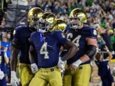 Previsão da Marinha x Notre Dame: probabilidades, escolhas e melhor aposta O quarterback dos aspirantes da Marinha, Blake Horvath (11), jogando uma bola de futebol.