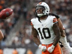 Previsão de 49ers x Browns: adereços, escolhas e probabilidades dos jogadores da Semana 13 da NFL Jogadores do Cleveland Browns com uniformes marrons e laranja trocam transferências durante um jogo.