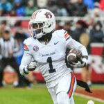 O quarterback do Alabama, Ty Simpson (15), se aquece antes de um jogo de futebol americano universitário da NCAA contra o Eastern Illinois.