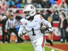 Previsão de Alabama x Auburn: probabilidades, escolhas e melhor aposta para o Iron Bowl de 2025 O quarterback do Alabama, Ty Simpson (15), se aquece antes de um jogo de futebol americano universitário da NCAA contra o Eastern Illinois.